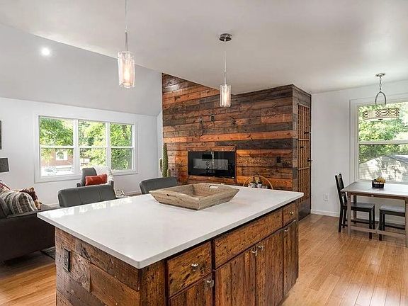 3rd image of 1944 Delphine Dr