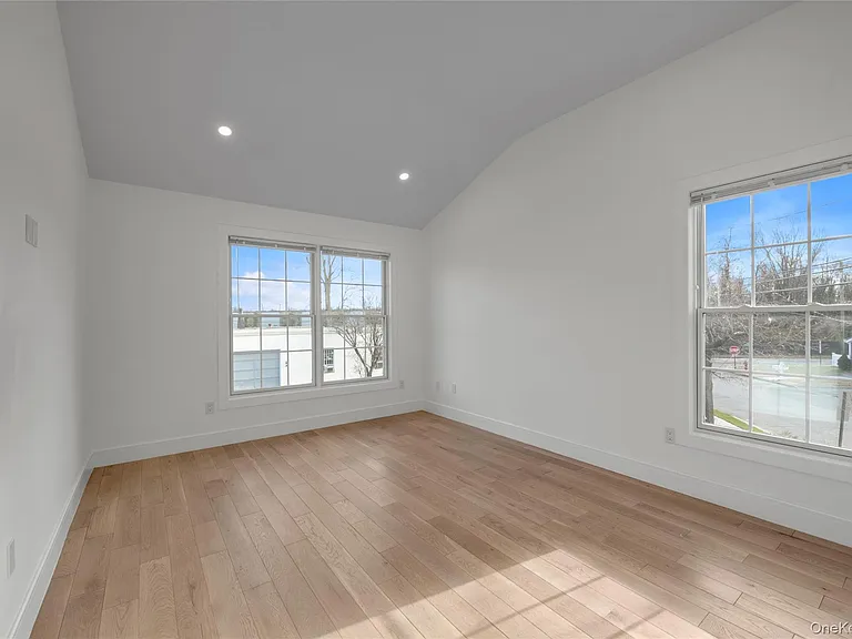 1 Manhasset Ave #B — Photo 17