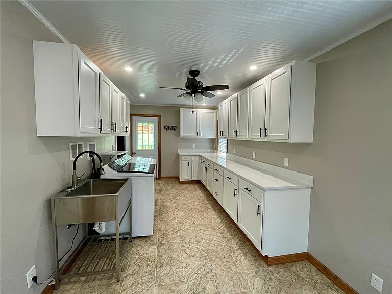 2727 Hall St — Photo 22