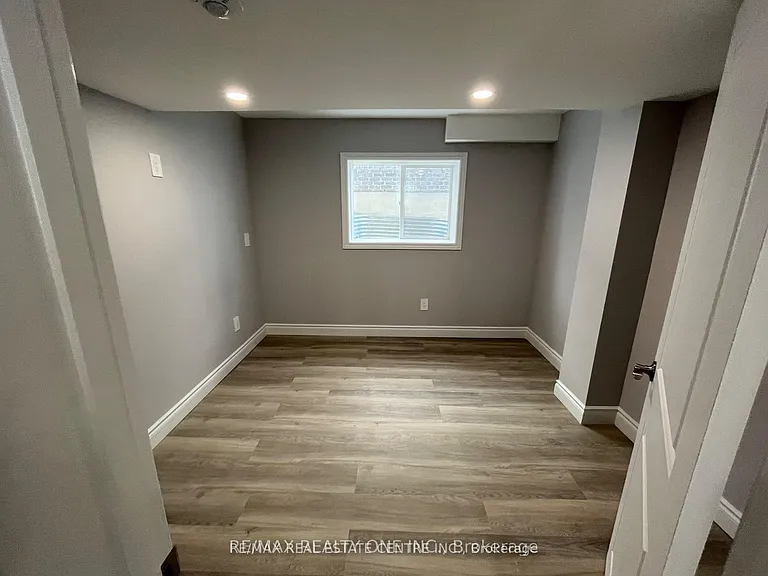 1573 Horseshoe Cres #LOWER — Photo 9