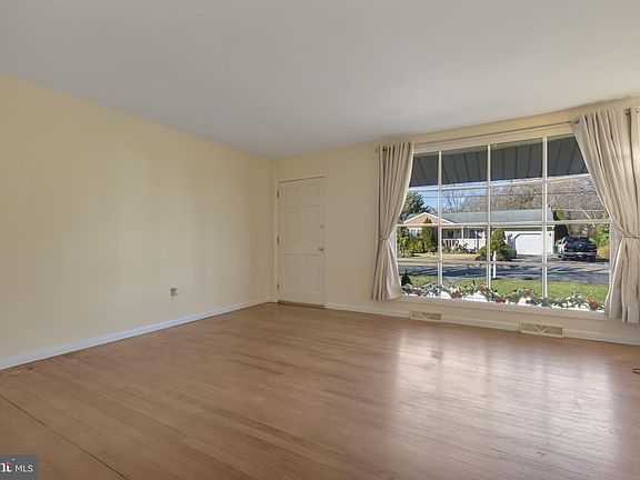 5th image of 42 University Dr