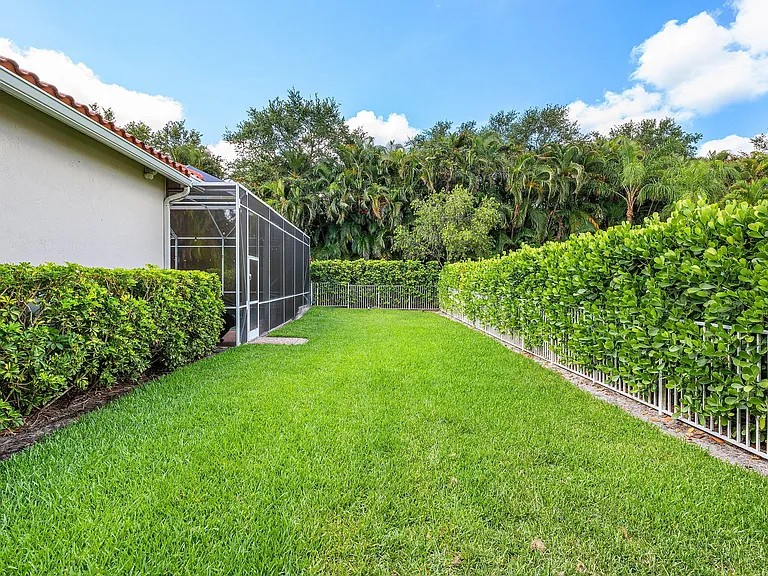 4675 Manderly Dr — Photo 28