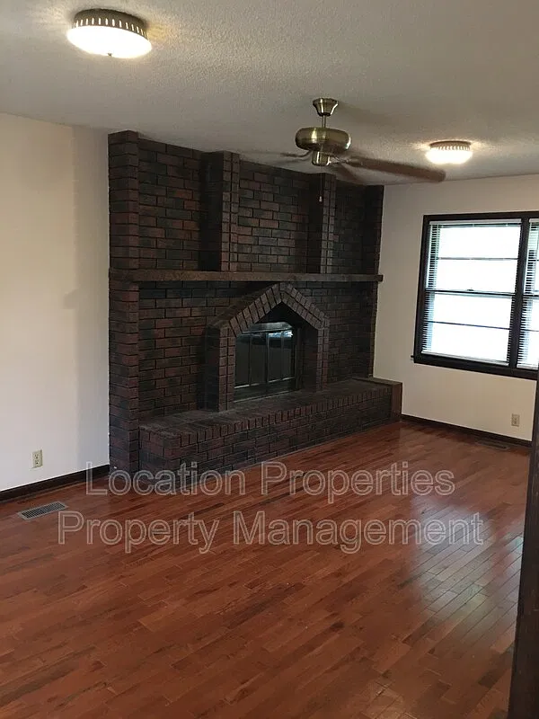 3 bed, 2.0 bath, 1372 sqft, $2,200 — Photo 4