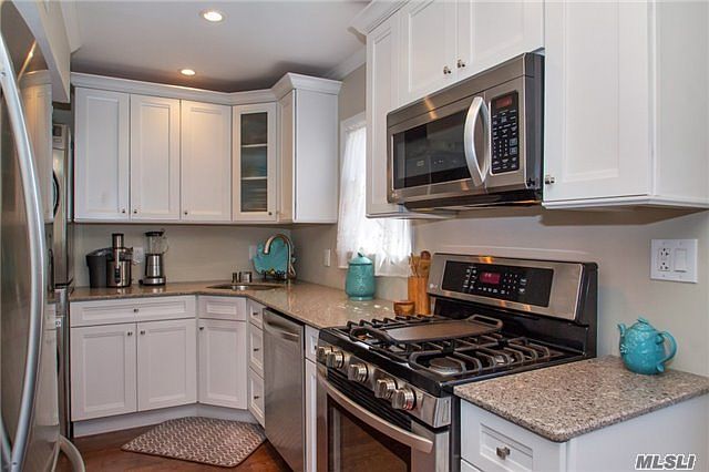 1st image of 252 Roosevelt Ave