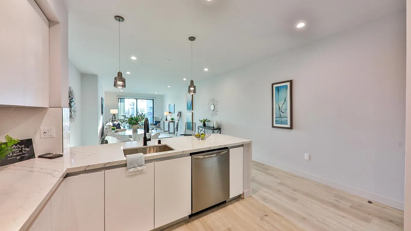 2 bed, 2.5 bath, 1449 sqft, $4,395 — Photo 2