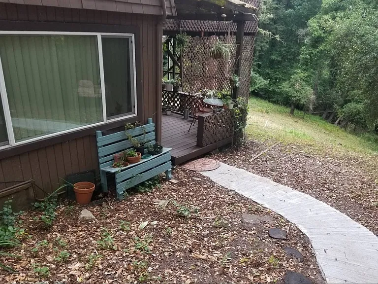 1084 Fern Ave — Photo 4