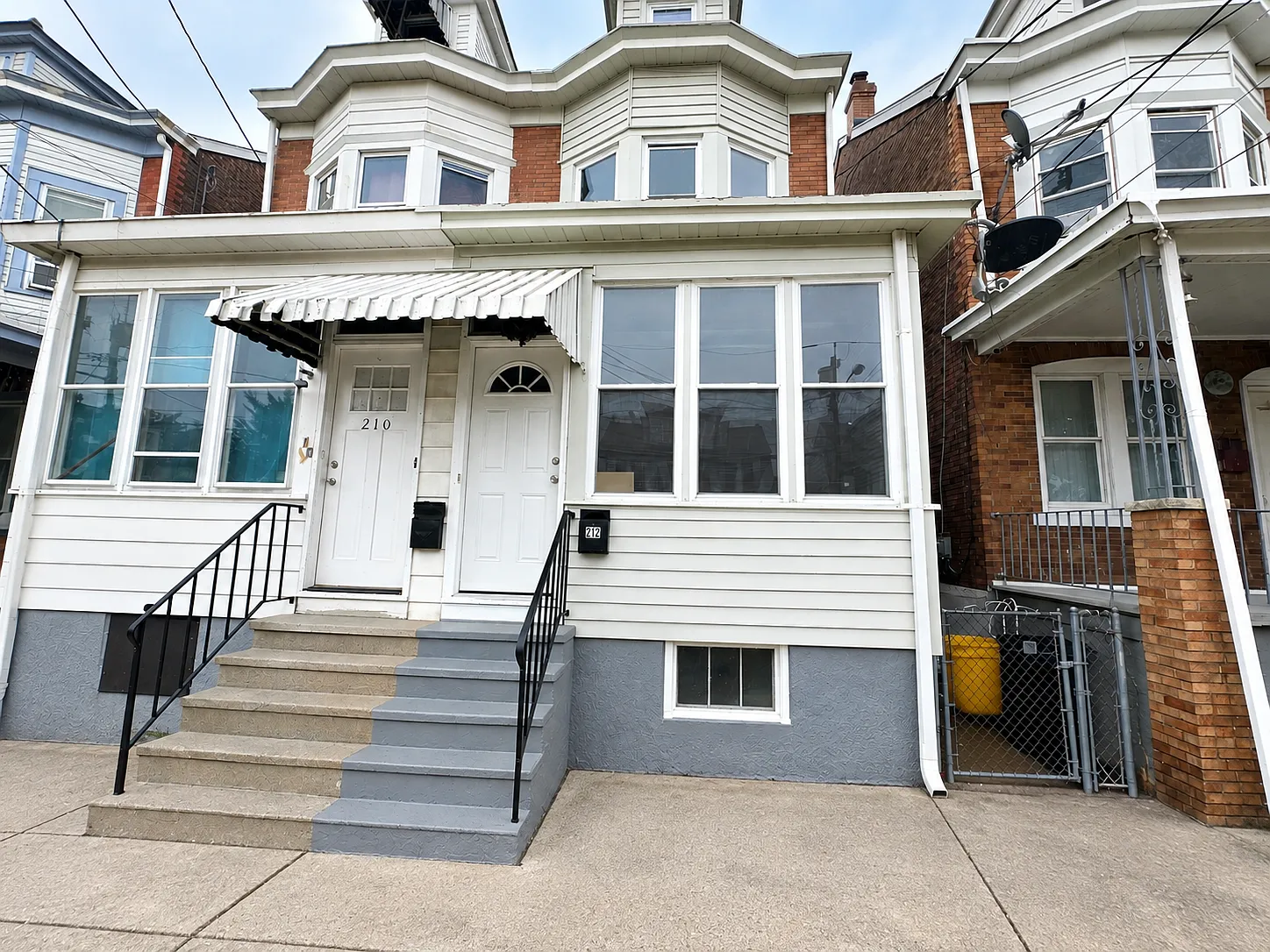 3 bed, 1390 sqft, $2,200 — Photo 1