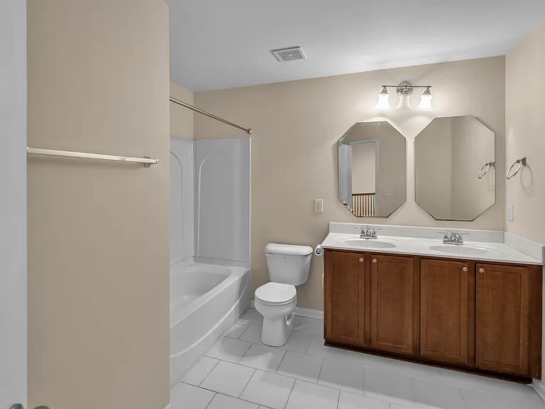 240 Seymour Pl — Photo 24