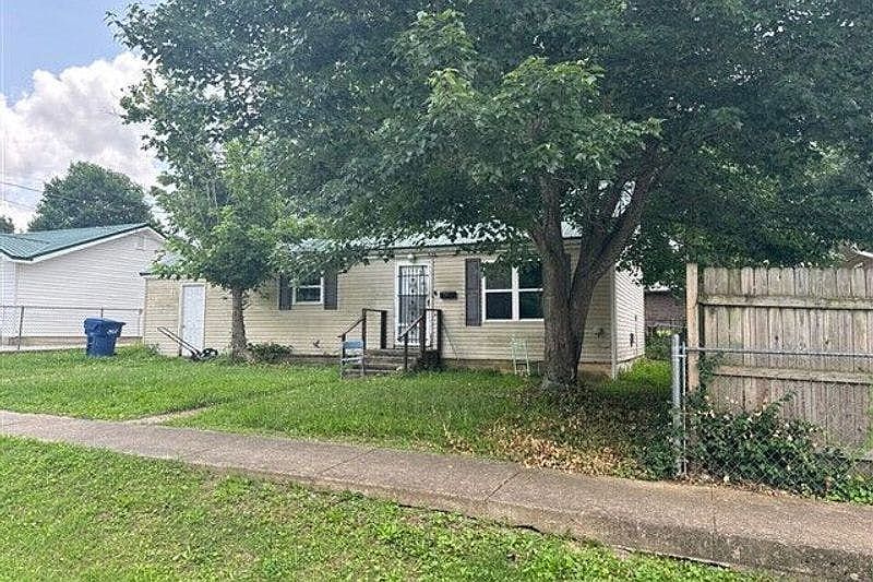 2nd image of 526 Hawthorn St