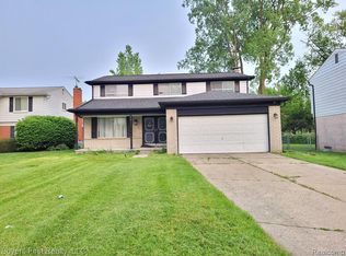 18425 Alta Vista Dr, Southfield, MI 48075