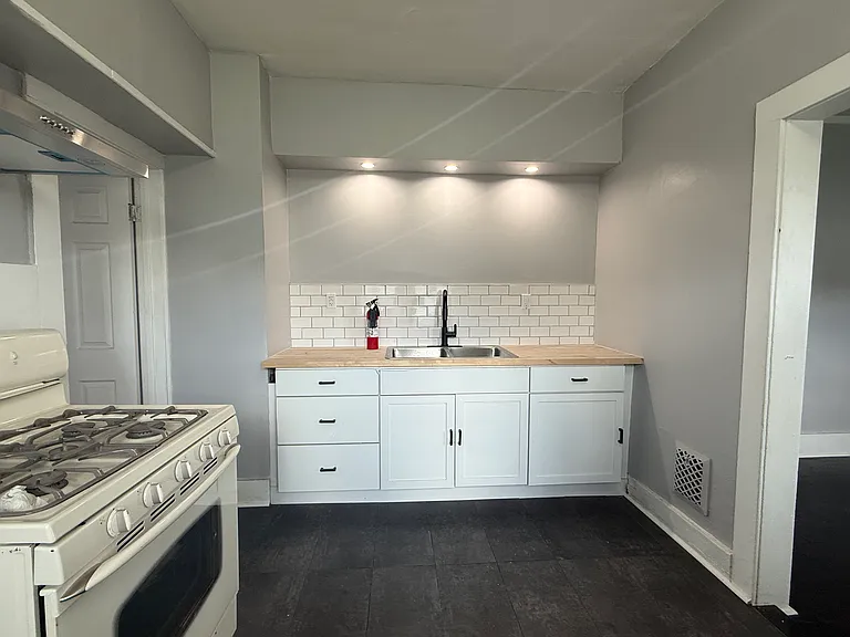 4839 Helen St — Photo 10