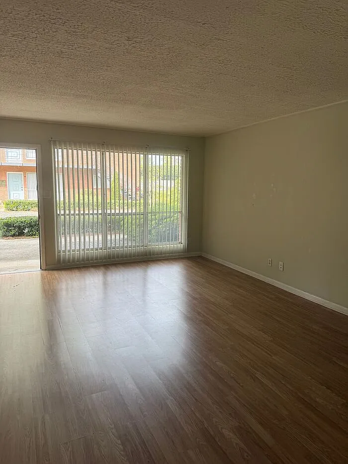 2 bed, 1.0 bath, 1100 sqft, $1,295 — Photo 4