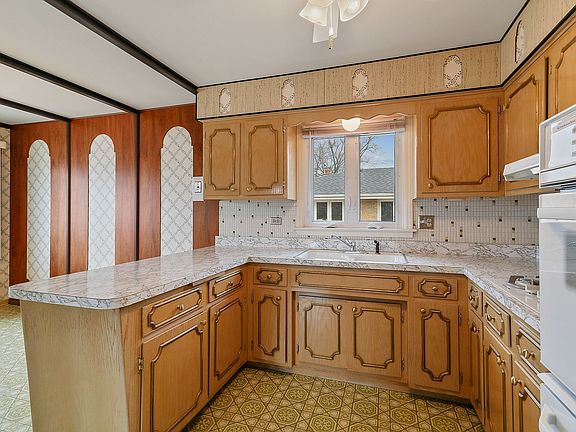 5th image of 9012 McVicker Ave