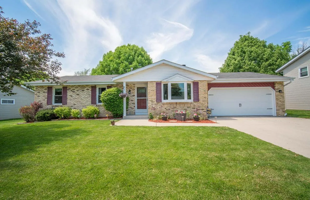 W197N16551 Aspen Dr photo 1
