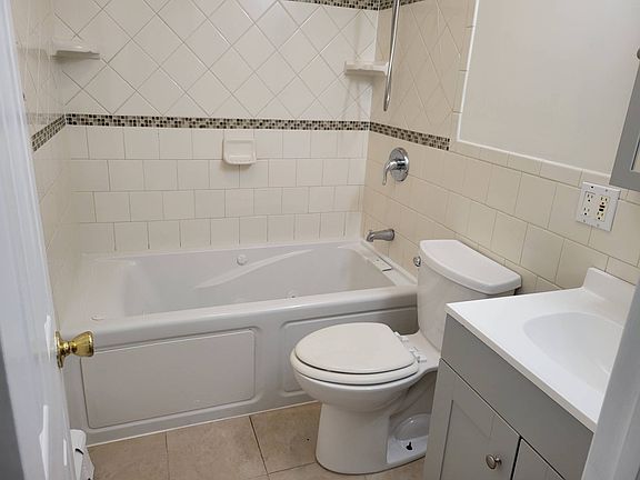 4th image of 717 E 85th St #300