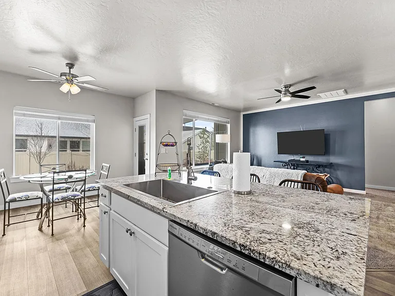 5263 N Adale Ave — Photo 5