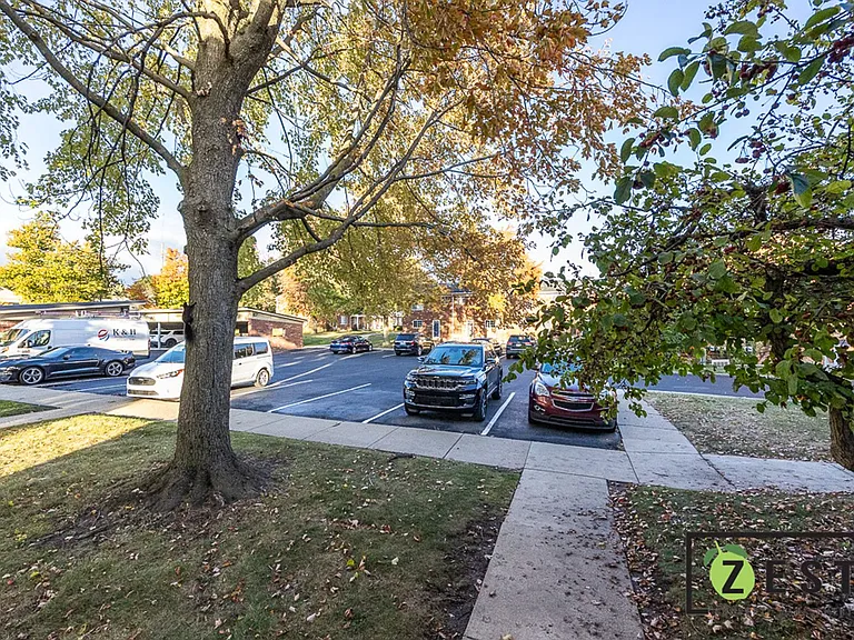 415 Fox Hills Dr N — Photo 25