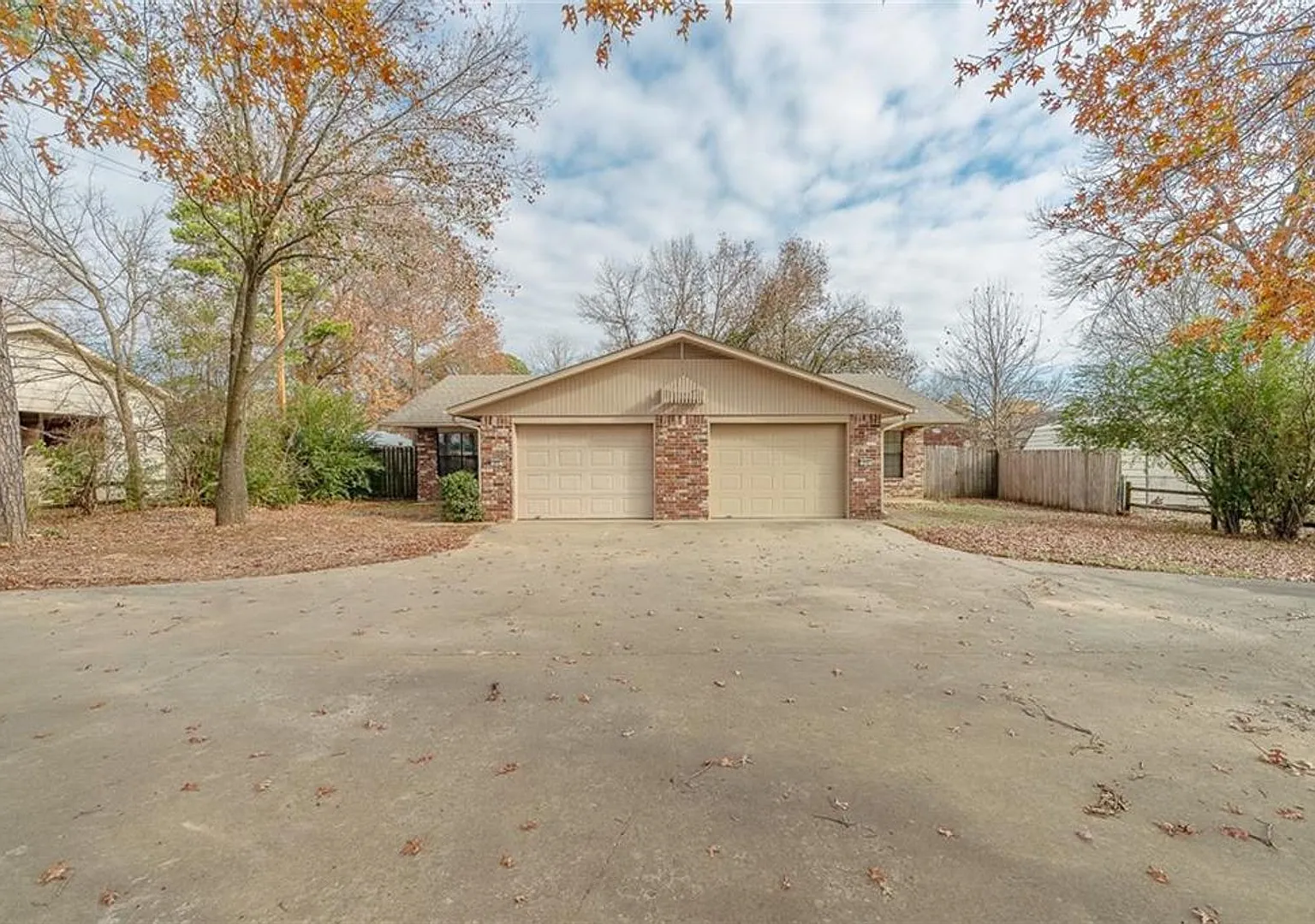 2 bedroom 2 bath duplex, 1 car garage — Photo 1