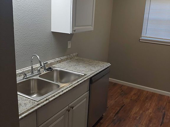 3rd image of 1905 S Elm St #10455382