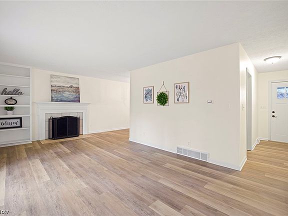 4th image of 373 Mineola Ave