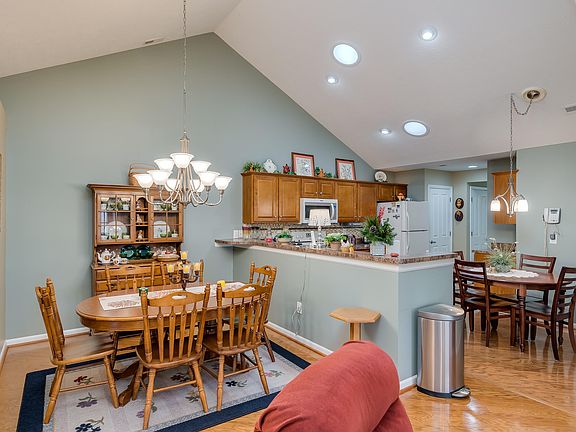 4th image of 9132 Royal Oak Ln