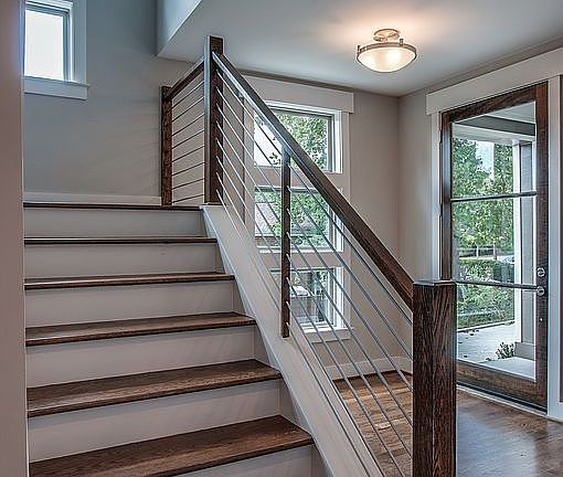 Front entryway w/large door