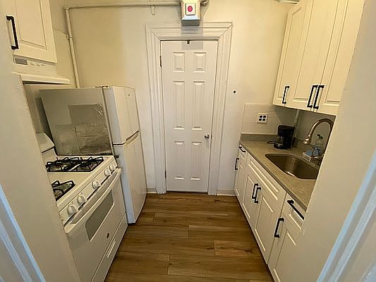 4th image of 42 W 96th St #6