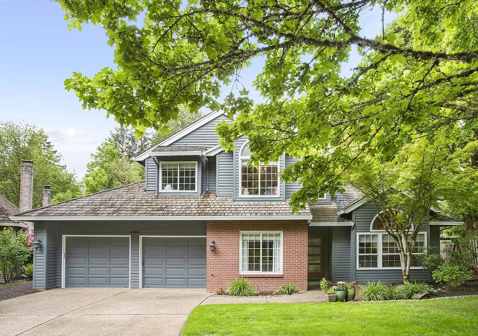 Quiet Nature Retreat in Lake Oswego with Soaring Ceilings & Year-Round Sunroom! — Photo 1