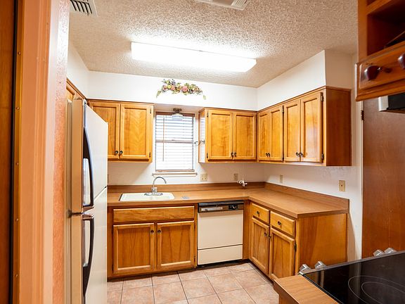 4th image of 107 Garden Crest Cir