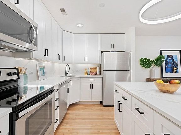 2nd image of 1330 N Lasalle St #305