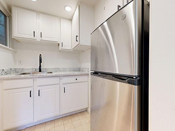 5th image of 1053 Bush St APT B