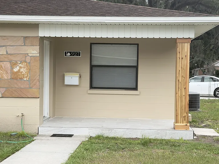 927 E Walnut St — Photo 3
