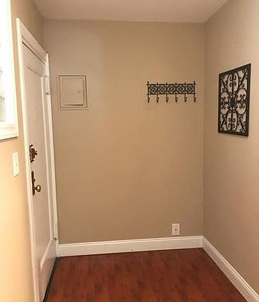 3rd image of 18 Lawrence Dr APT B