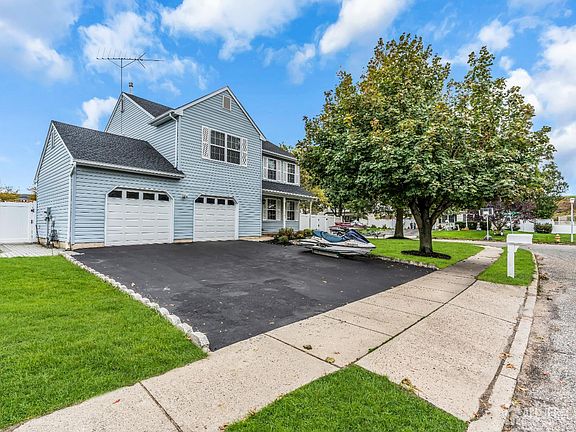 3rd image of 922 Quincy Dr