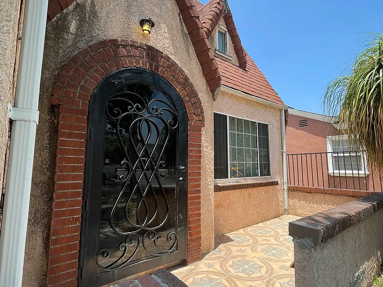 8989 California Ave — Photo 10