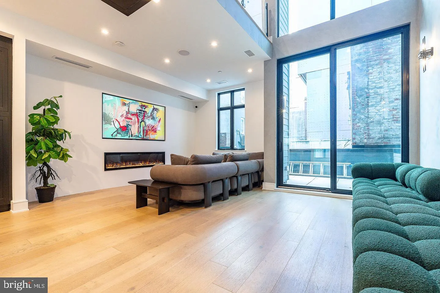 4 bed, 7.0 bath, 5200 sqft, $18,000 — Photo 4
