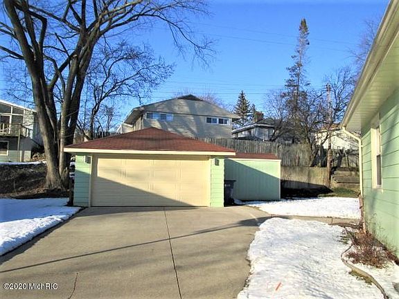 5th image of 1620 Cambridge Dr SE