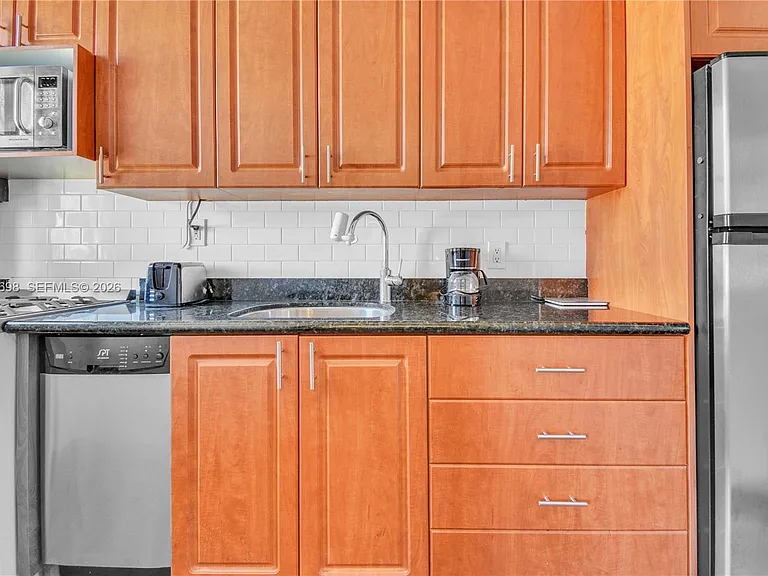 900 16th St #201 — Photo 12
