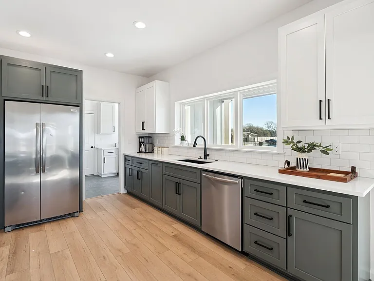 2410 W Charleston St — Photo 28
