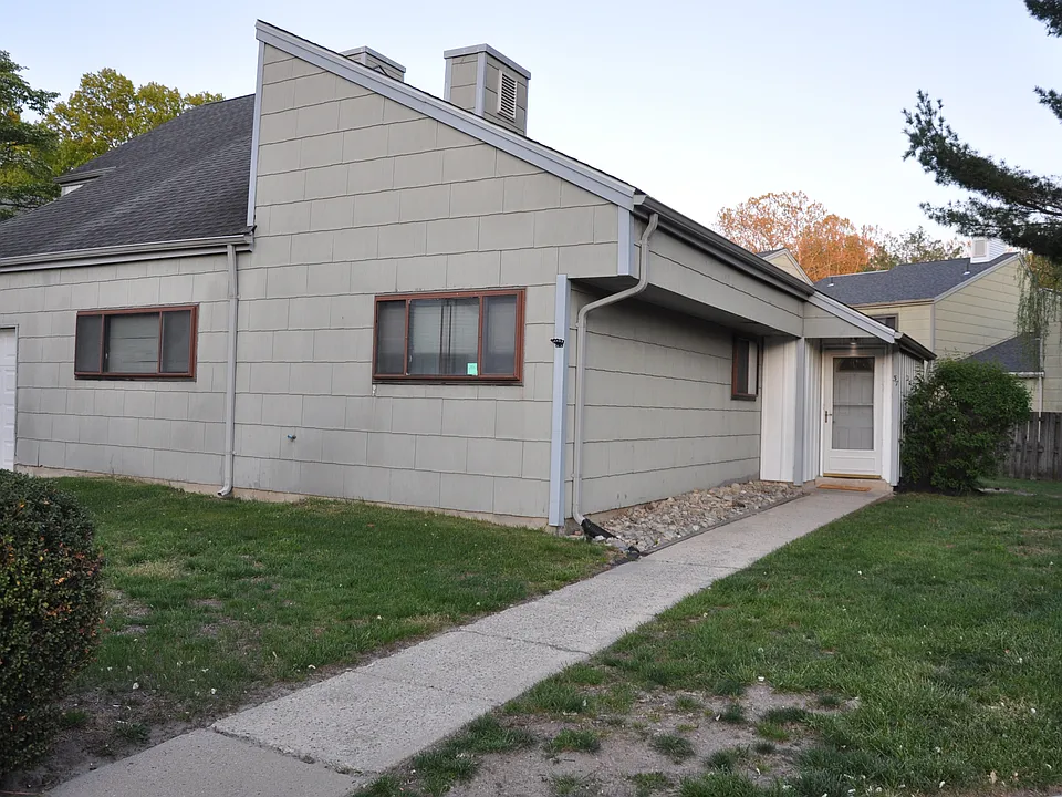 37 Chiswick Dr