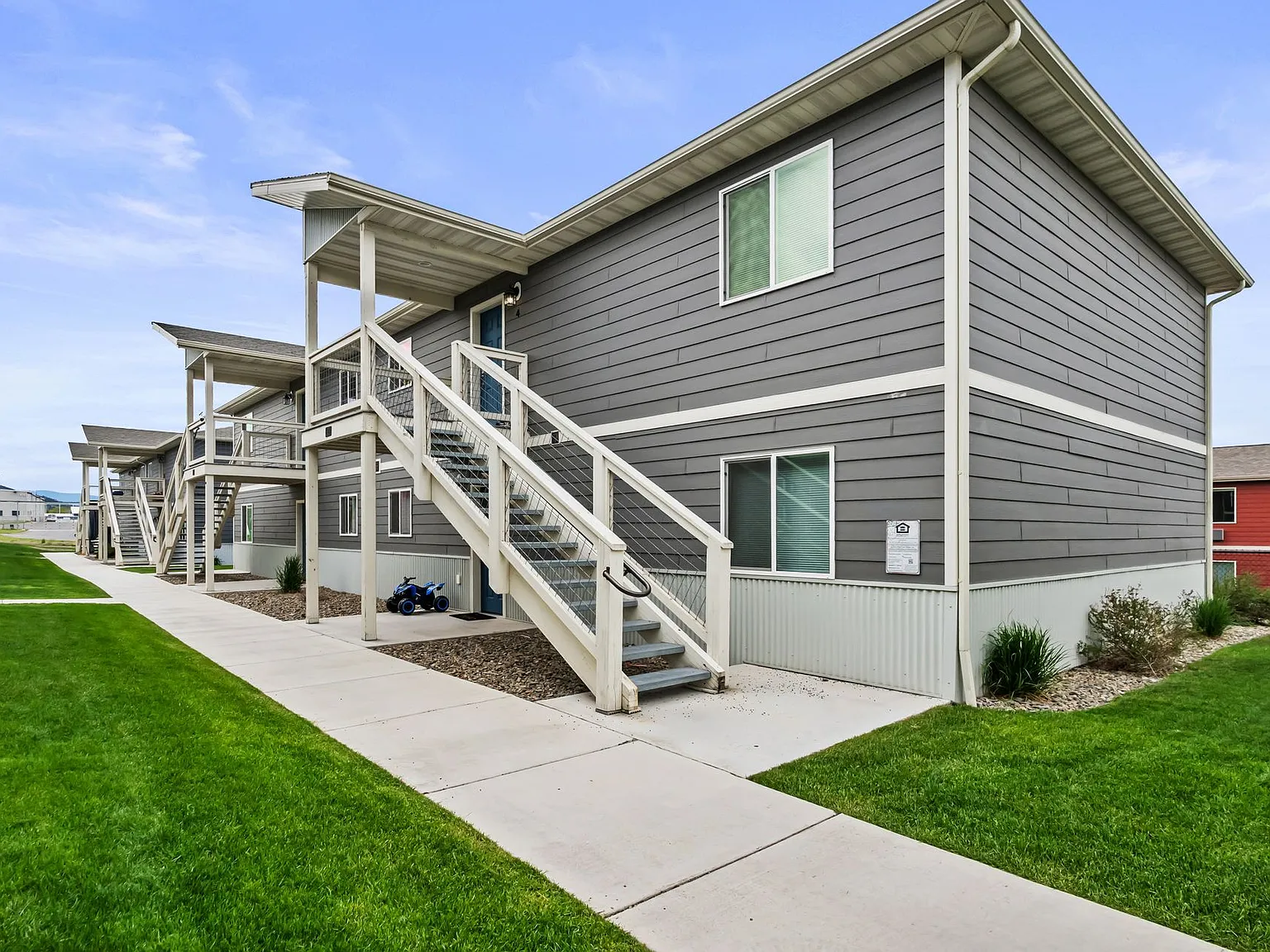 Pet Friendly 3 bed, 1.5 bath apartments! Ask us about our move in Special - — Photo 2