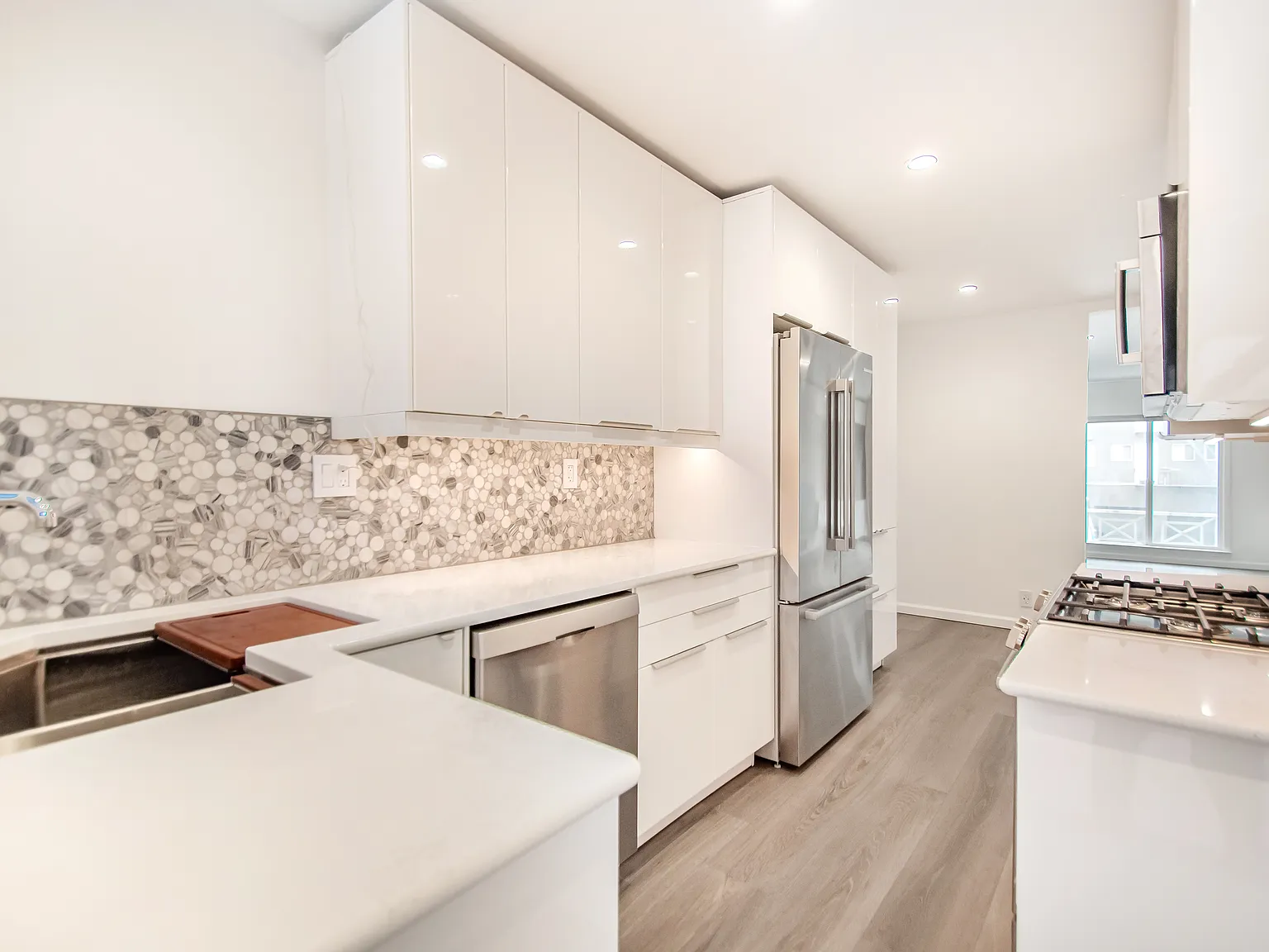 2 bed, 1.0 bath, 910 sqft, $5,495 — Photo 2