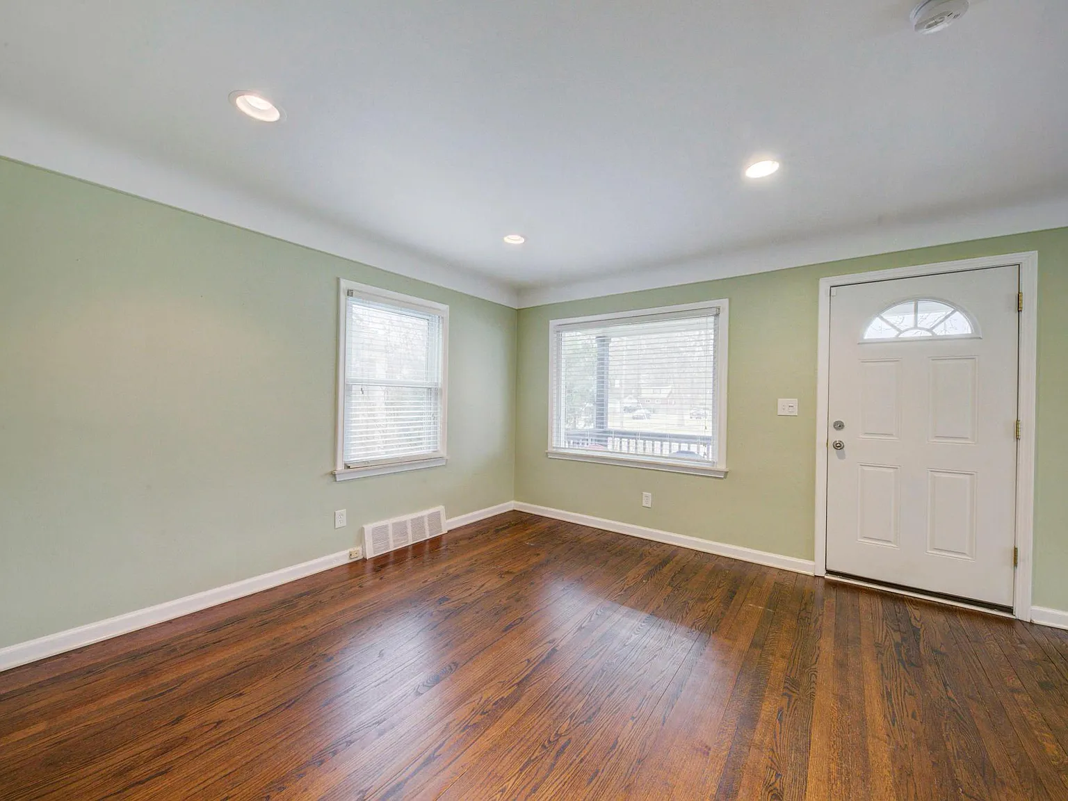 3 bed, 1.5 bath, 1009 sqft, $2,200 — Photo 3
