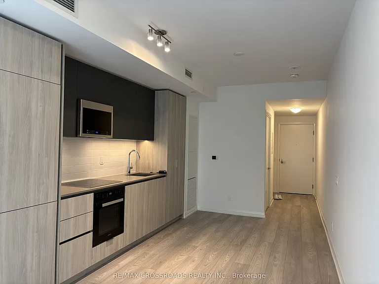 400 King St W #1010 — Photo 2