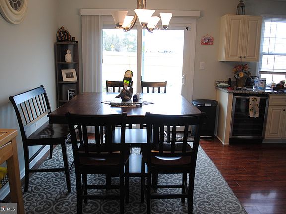 3rd image of 17 Courtland Cir