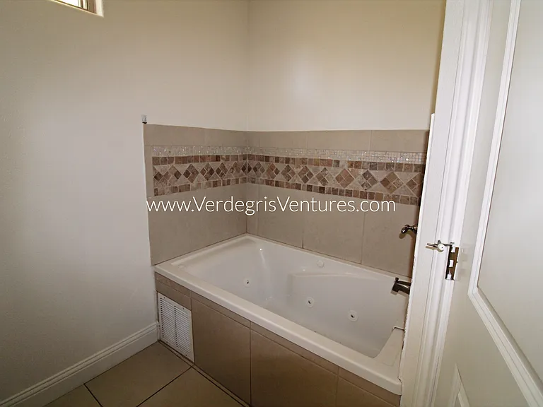 209 E Barron Ave — Photo 7