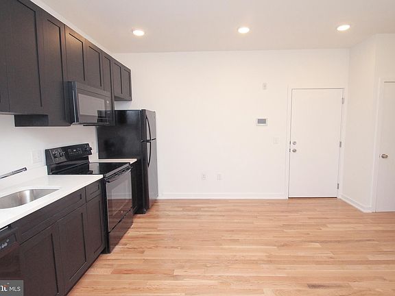 5th image of 1918 E Cumberland St