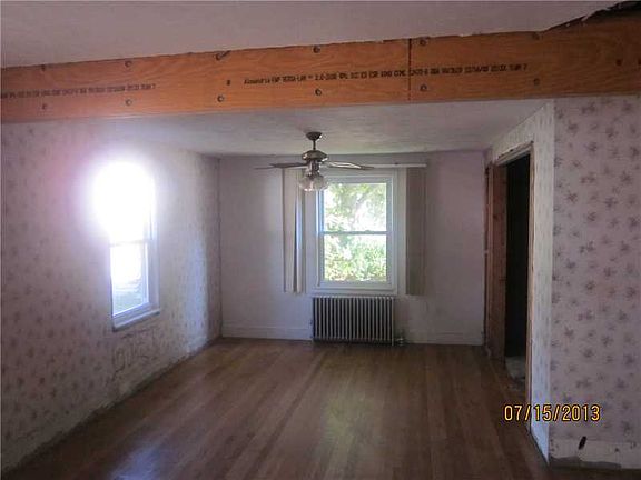 5th image of 24 Hoxsie Ave