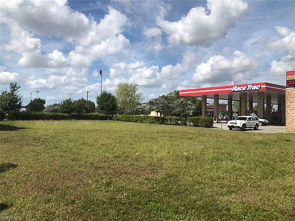 4th image of 304 Del Prado Blvd N