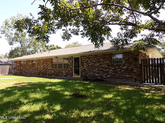 3rd image of 310 Lynwood Cir